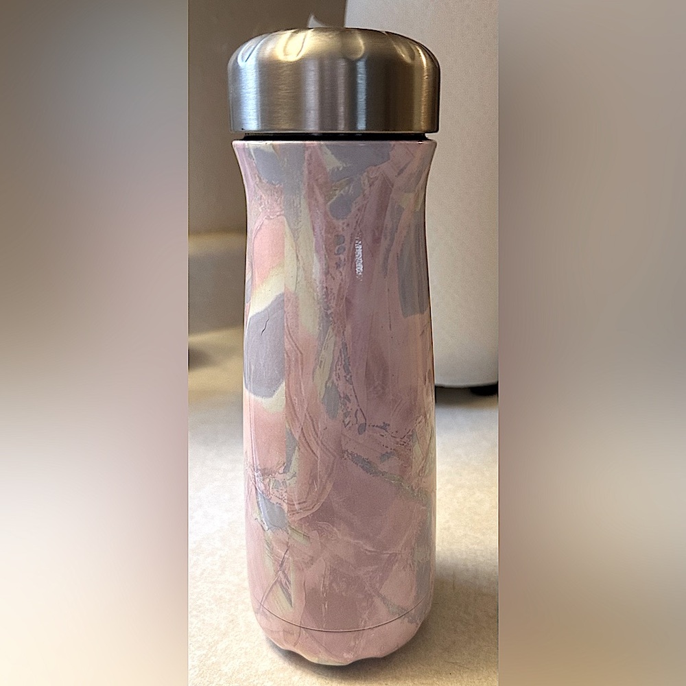 Gently used 20oz Swell Geode Rose Traveler
